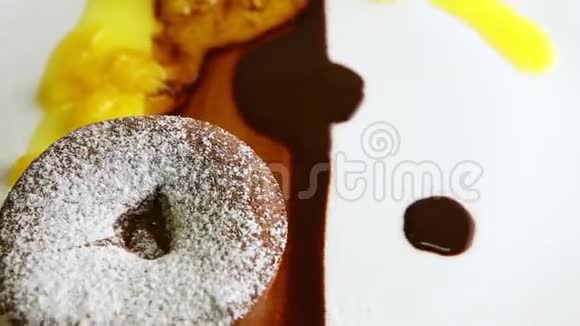 糖浆糖粉巧克力蛋糕在盘子上旋转视频的预览图