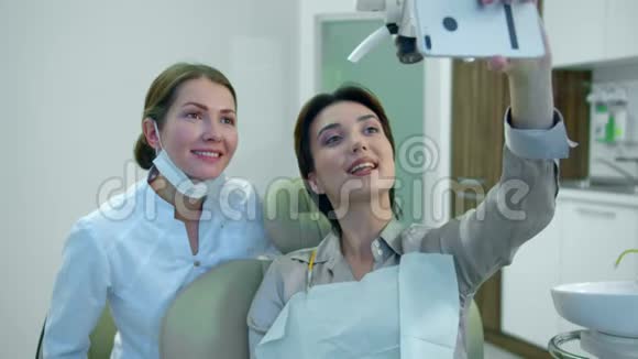 女孩和她的牙医在镜头前摆姿势视频的预览图