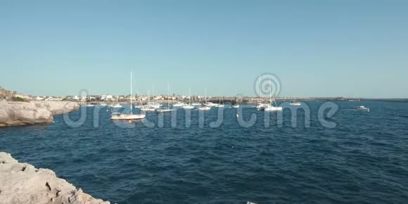 停泊在Ciutadella湾的船只梅诺卡岛视频的预览图