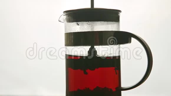 带有美味茶的特写玻璃茶壶在白色的基座上旋转视频的预览图