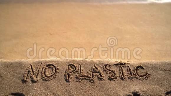 没有塑料文字手写在沙滩背景上海洋污染问题视频的预览图