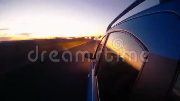 在夜间高速公路上行驶从外面的车厢看视频的预览图