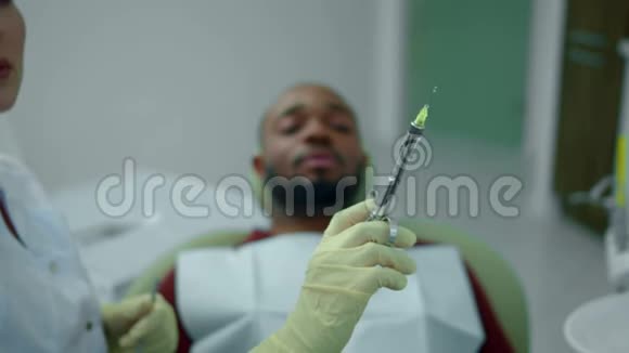 牙医给年轻人打针视频的预览图