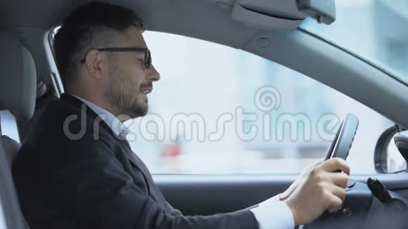 汽车司机摘下眼镜靠在方向盘上感到头痛视频的预览图