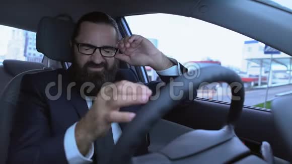 开车时戴眼镜擦眼睛视觉疲劳疲劳视频的预览图