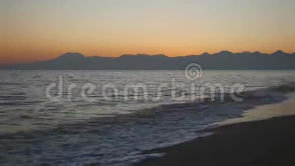 美丽的日落在海上的时间流逝视频的预览图