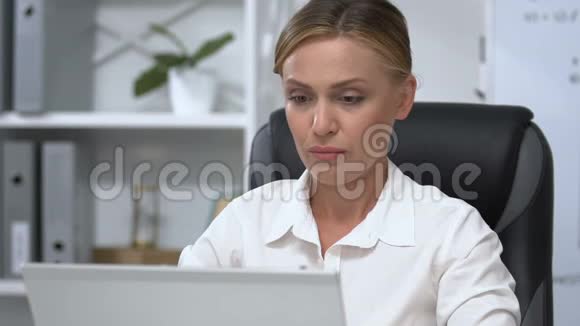 在笔记本电脑上工作的女商人突然感到脖子疼身体有问题视频的预览图
