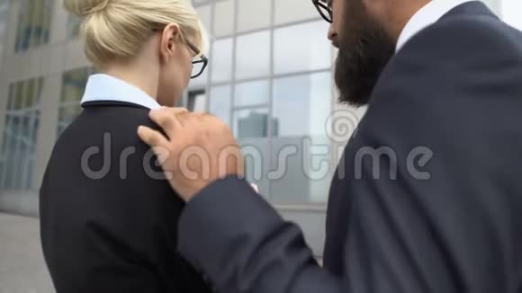 男人在商务会议上肩碰女人女人推骚扰视频的预览图