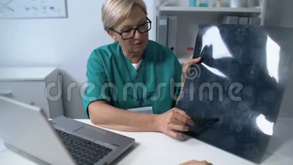 神经科医生向女性显示并解释脑部核磁共振病人的POV建议视频的预览图