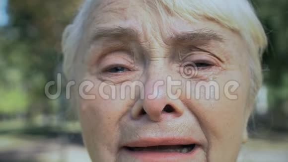 绝望的老年女性在镜头前哭泣问题绝望生活危机视频的预览图