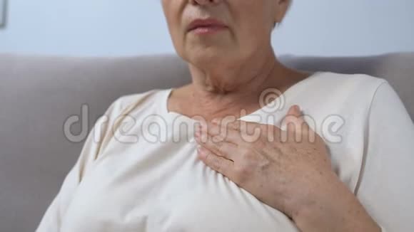 成熟的女士几乎没有呼吸手放在胸前有心脏病发作的危险视频的预览图
