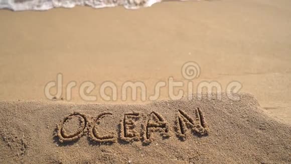 手写文字海洋海滩冥想慢动作视频的预览图