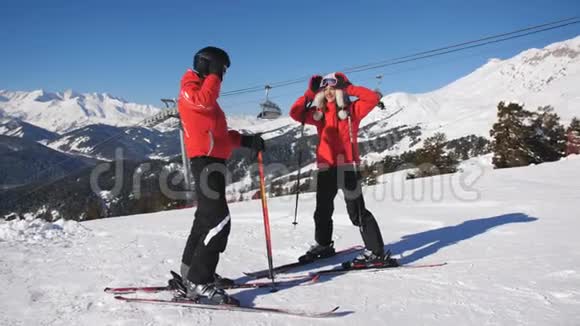 男子滑雪者在山顶上等待他的爱人这是拉他在滑雪板上视频的预览图