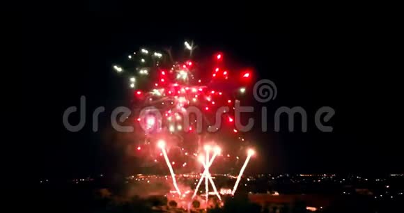 五彩斑斓的抽象闪烁的灯光在黑色背景上闪耀庆祝烟花喜庆的新年视频的预览图