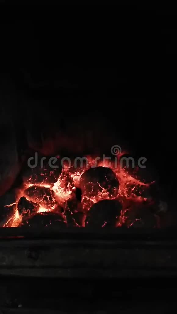 煤火燃烧热焰视频的预览图