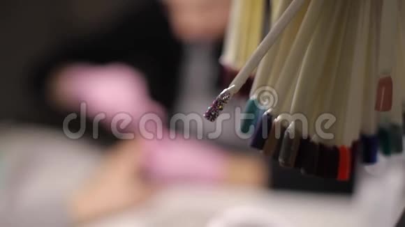 特写女人画指甲美甲艺术女员工戴粉色手套紧紧抓住女人双手视频的预览图