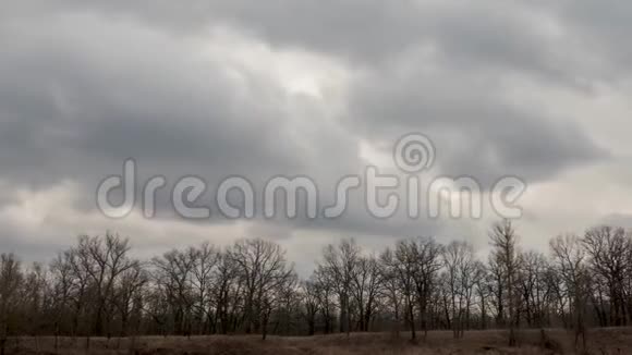 初春灰暗的天空上的云视频的预览图
