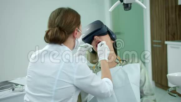 牙医工作女孩坐着虚拟现实眼镜视频的预览图