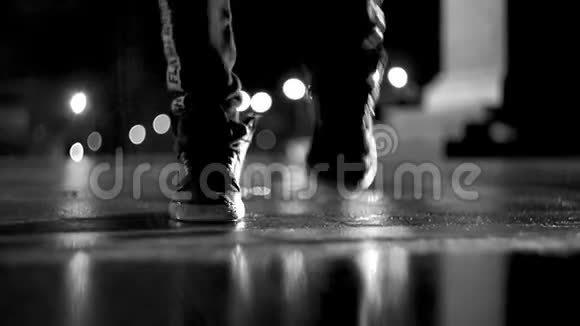 晚上在街上跳舞的家伙双脚特写视频的预览图