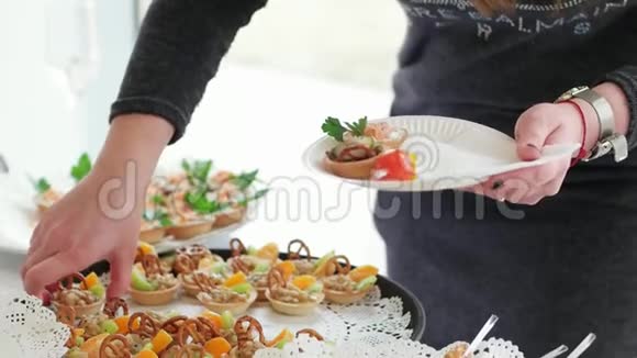 小吃摆盘女士装盘配酒石和罐头从餐桌上选择开胃菜视频的预览图
