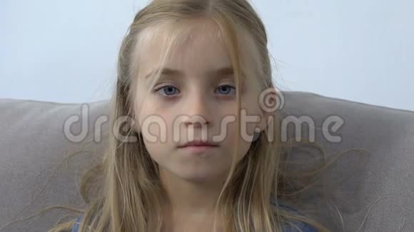 可爱的白种人女孩在镜头上亲吻真诚的童年情感视频的预览图