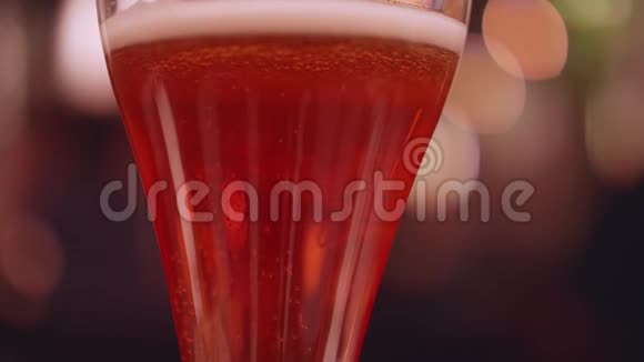 将啤酒杯中的气泡靠近顶部有人把玻璃从左到右从右到右视频的预览图