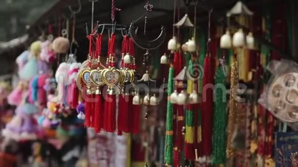 近距离观看尼泊尔手工艺品礼品店纪念品尼泊尔加德满都市场集市视频的预览图