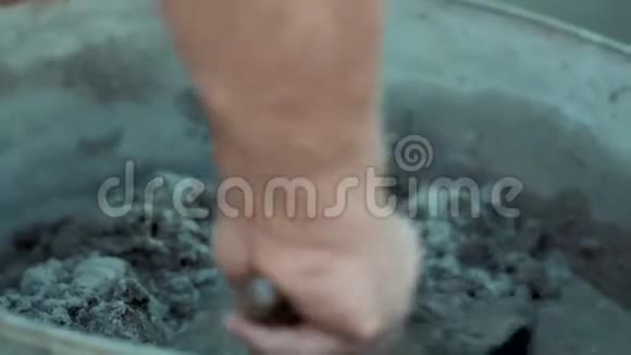 水泥在铁桶中的特写建设者的手捏溶液视频的预览图