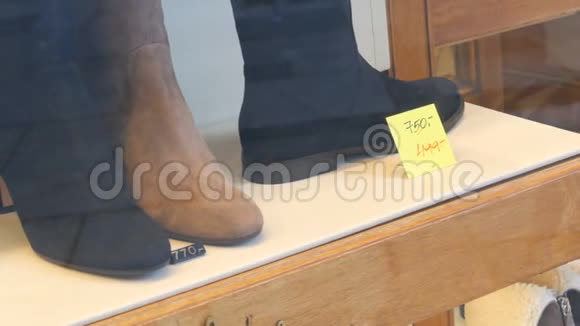 鞋店橱窗上用绒面革做的时髦鞋有价格标签和折扣视频的预览图