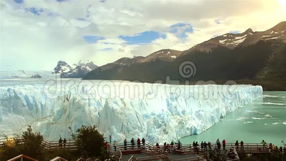 佩里托莫雷诺冰川和游客视频的预览图