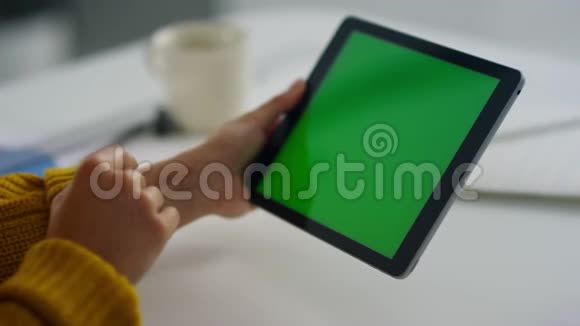 特写商务女性在绿屏平板电脑上做视频通话视频的预览图