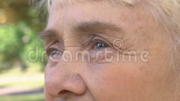 女性满脸皱纹户外孤独的养老金领取者老年问题悲伤的想法视频的预览图