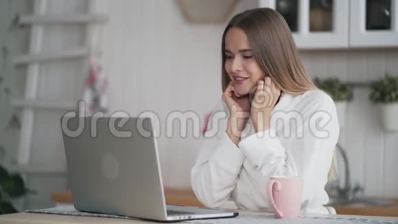 年轻女性在笔记本电脑上工作在电子邮件中获得积极消息感到快乐兴奋视频的预览图