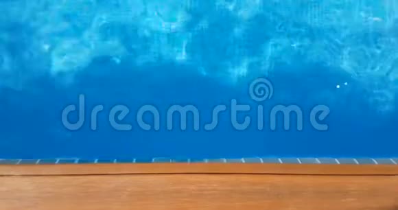 游泳池表面的病因像海水一样波动并随着海浪的移动而流动视频的预览图
