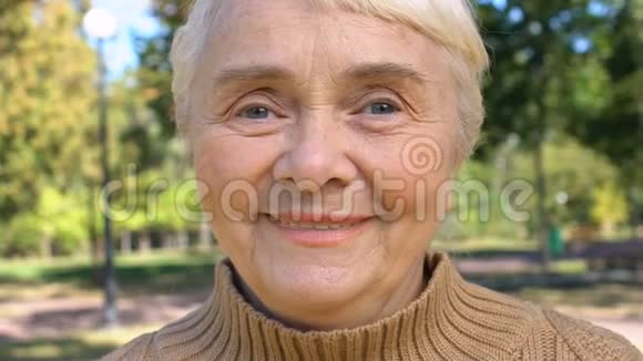 高兴的老年女性在镜头上微笑尴尬的女人在户外约会调情视频的预览图
