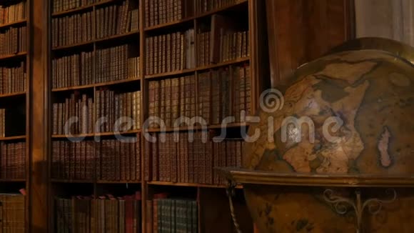 古老的大型古董地球仪美丽的老式旧书架和无名的书奥地利内政视频的预览图