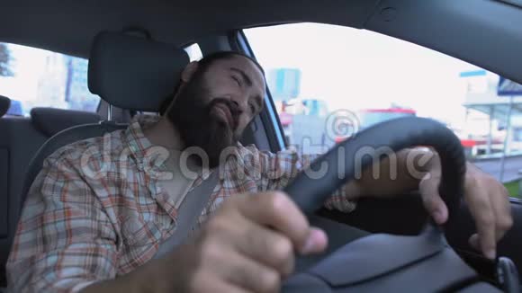 大胡子男子开车时颈部疼痛肌肉痉挛发炎视频的预览图