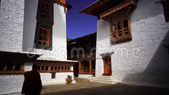 不丹河谷的寺庙和宗教祈祷旗视频的预览图
