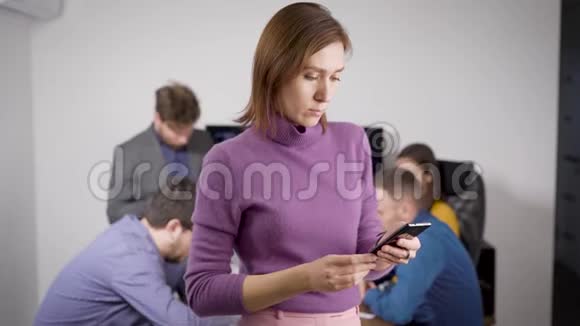 一个年轻女人的肖像女人用智能手机聊天视频的预览图