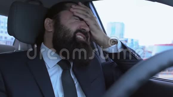 男人脸上的痛苦痛苦汽车上的头痛悲伤无助视频的预览图