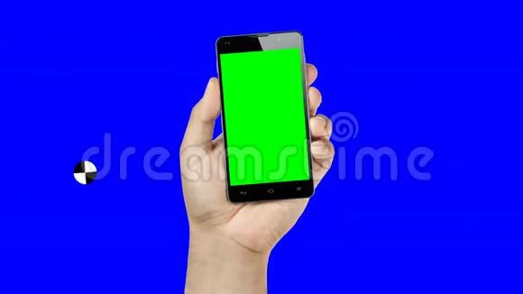 男性手动画持智能手机垂直位置与绿色屏幕隔离在色度键蓝屏跟踪标记视频的预览图