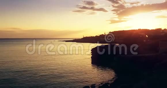 美丽的海滩在日落与平静的海洋在夏天非常受欢迎沙滩海岸有一个奇妙的伊比萨岛的景色伊比萨视频的预览图