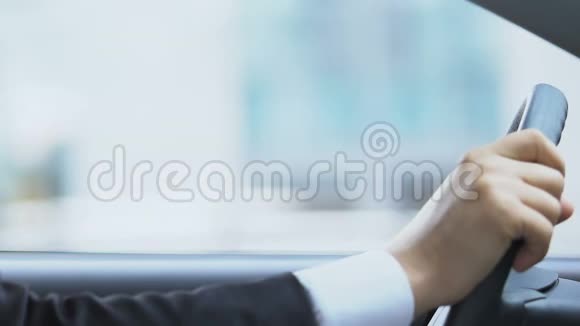 疲倦的商人在车上脖子疼久坐不动的生活方式视频的预览图