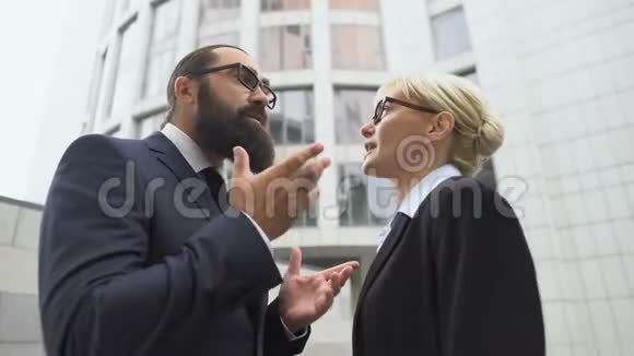 烦人的男女同事争吵工作中的竞争商业冲突视频的预览图