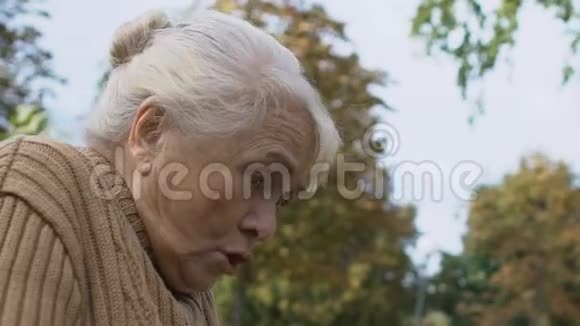 老人和女人在户外争吵和尖叫动作缓慢视频的预览图