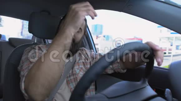 中年男子驾驶汽车患肘部疼痛韧带扭伤受伤视频的预览图