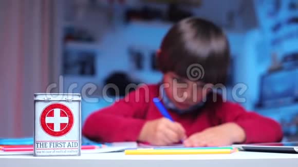 桌子上有一个盒子上面有一个男孩的背景上刻着急救字样视频的预览图