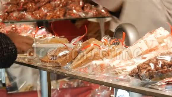 带糖果的圣诞摊卖家卖糖果买方支付货款视频的预览图