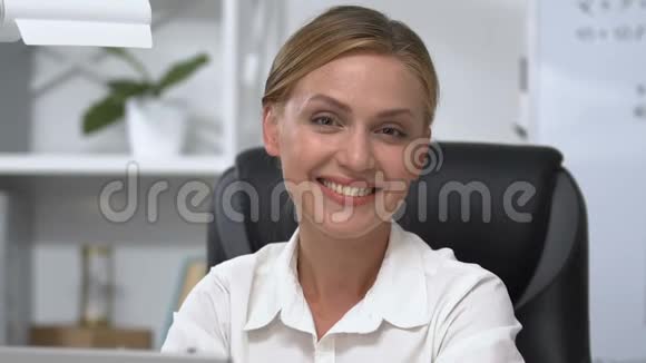 漂亮的女办公室经理对着镜头微笑工作负责成功视频的预览图