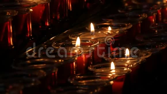 在寺庙里燃烧着红色的蜡烛视频的预览图